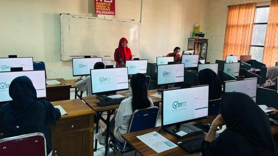 Mahasiswa praktikum di laboratorium komputer Universitas Ivet